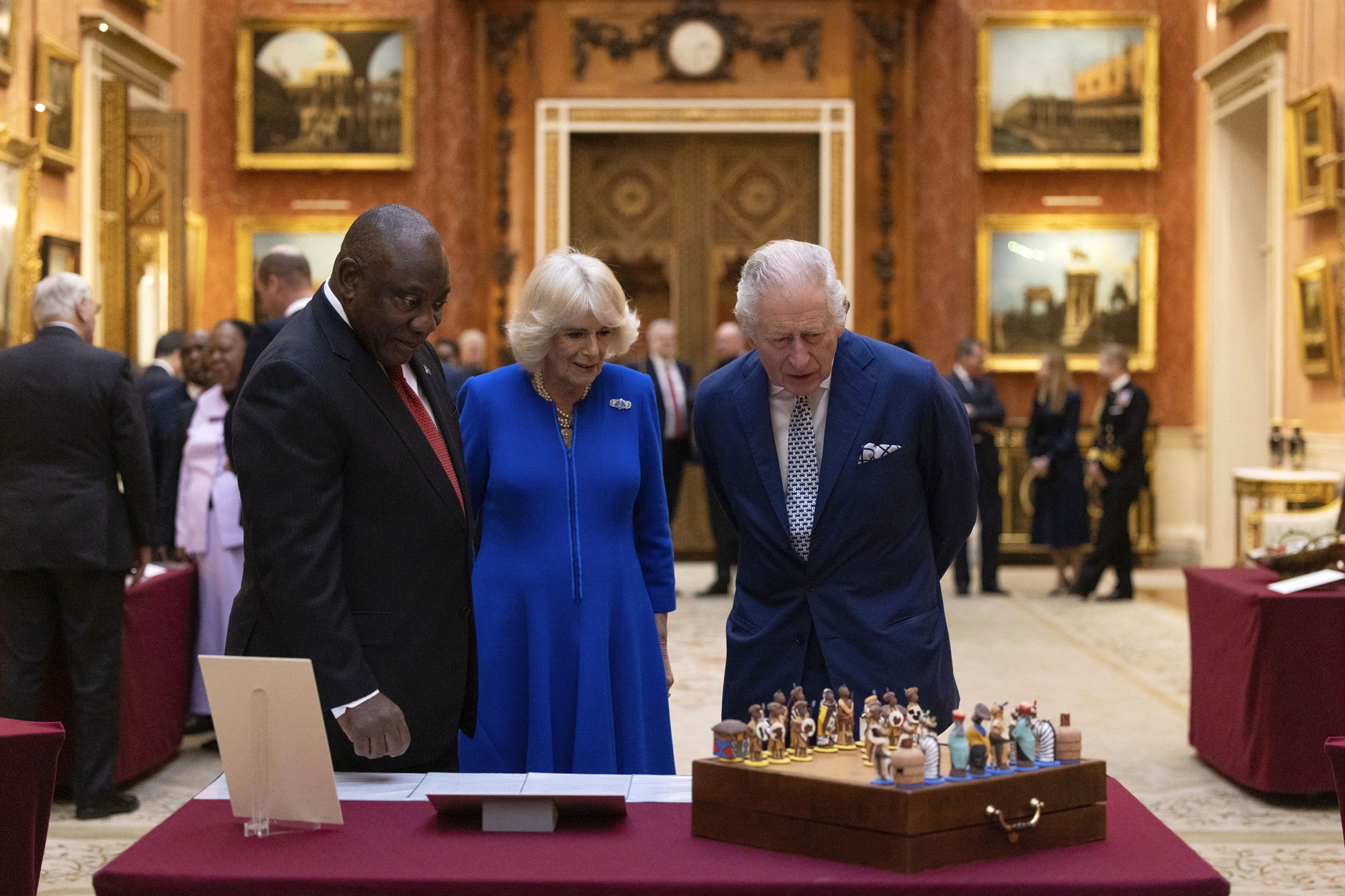 βρετανία-σκιές-στα-δώρα-που-λαμβάνε-562372375