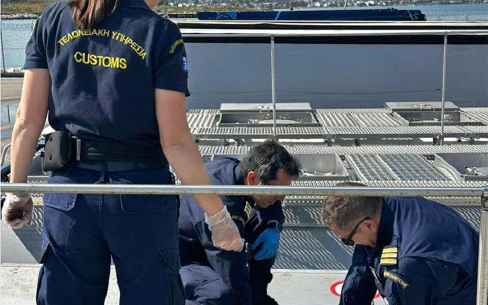 τελωνειακοί-δέσμευσαν-500-000-λίτρα-παράνο-562361872
