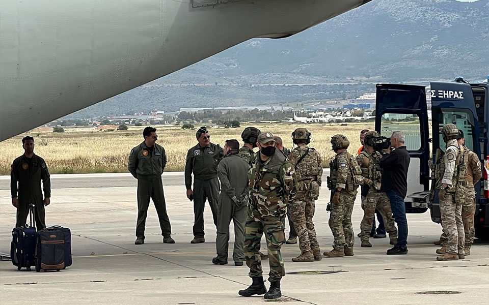 Σουδάν: Στην Ελευσίνα το αεροσκάφος με τους πρώτους Ελληνες που απεγκλωβίστηκαν-3