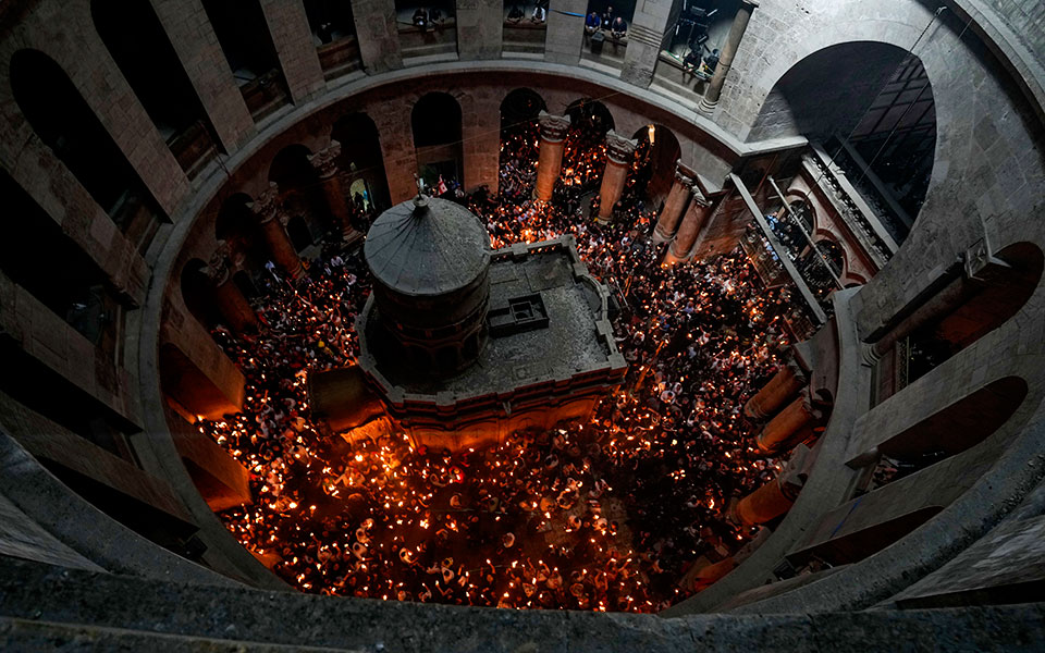 ολοκληρώθηκε-η-αφή-του-αγίου-φωτός-στα-562374928