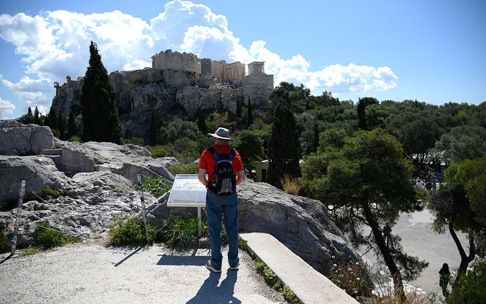 ακρόπολη-χειροπέδες-σε-νιγηριανό-για-562387423