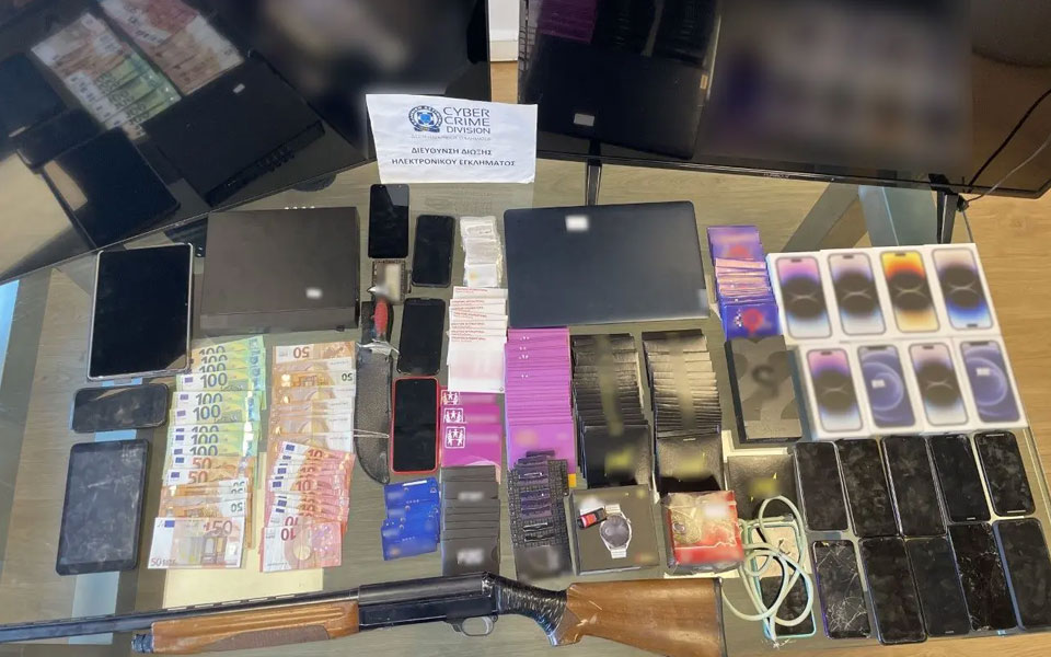 παρίσταναν-τους-λογιστές-και-άδειαζ-562365529