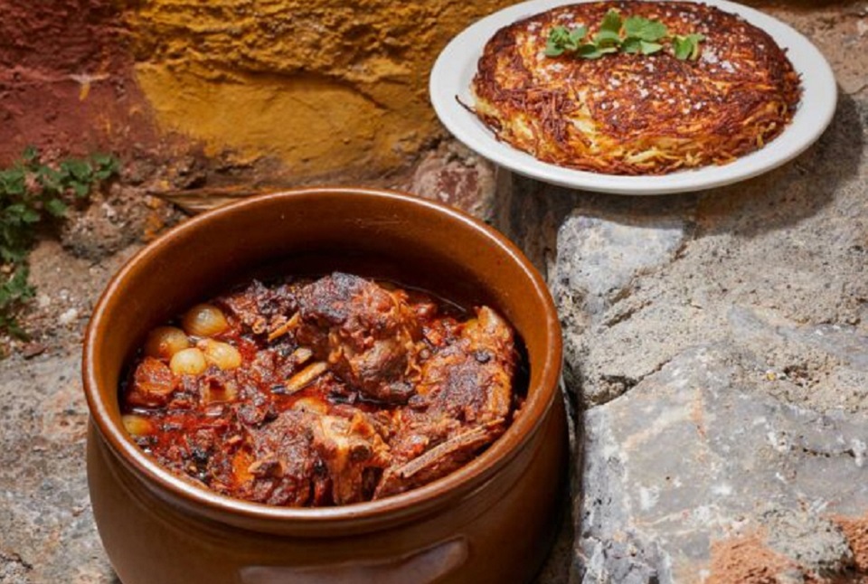 αρνάκι-καπαμά-στη-γάστρα-με-τηγανίτες-562375192