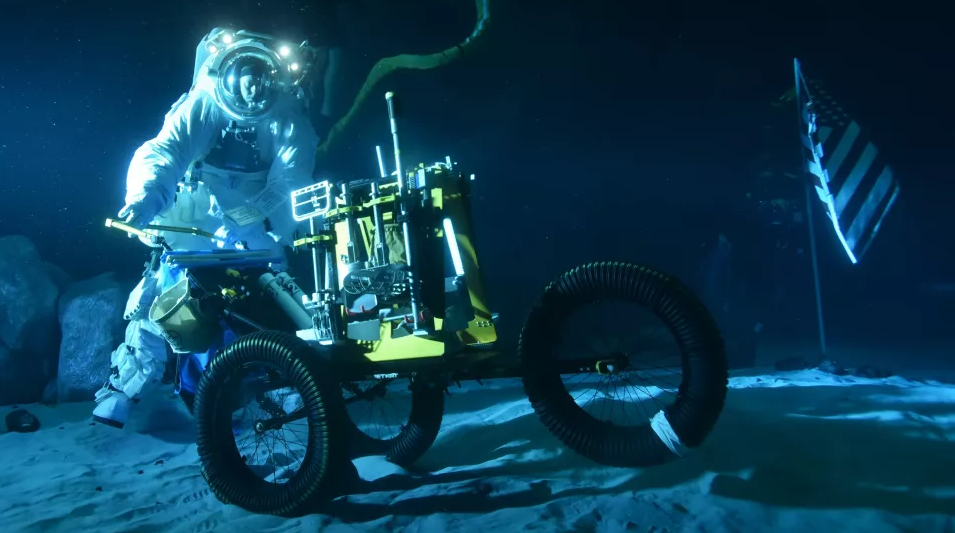 «Σεληνιακοί» βράχοι και διαστημόπλοια στην πισίνα της NASA-2