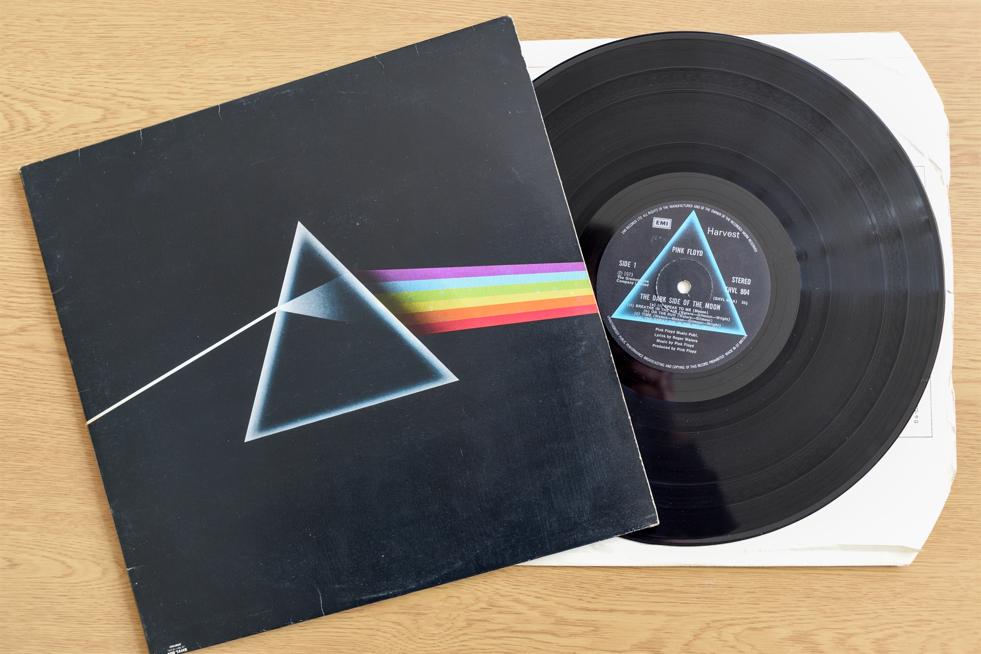 δραπέτης-στον-χρόνο-με-ένα-ουράνιο-τόξo-562373509