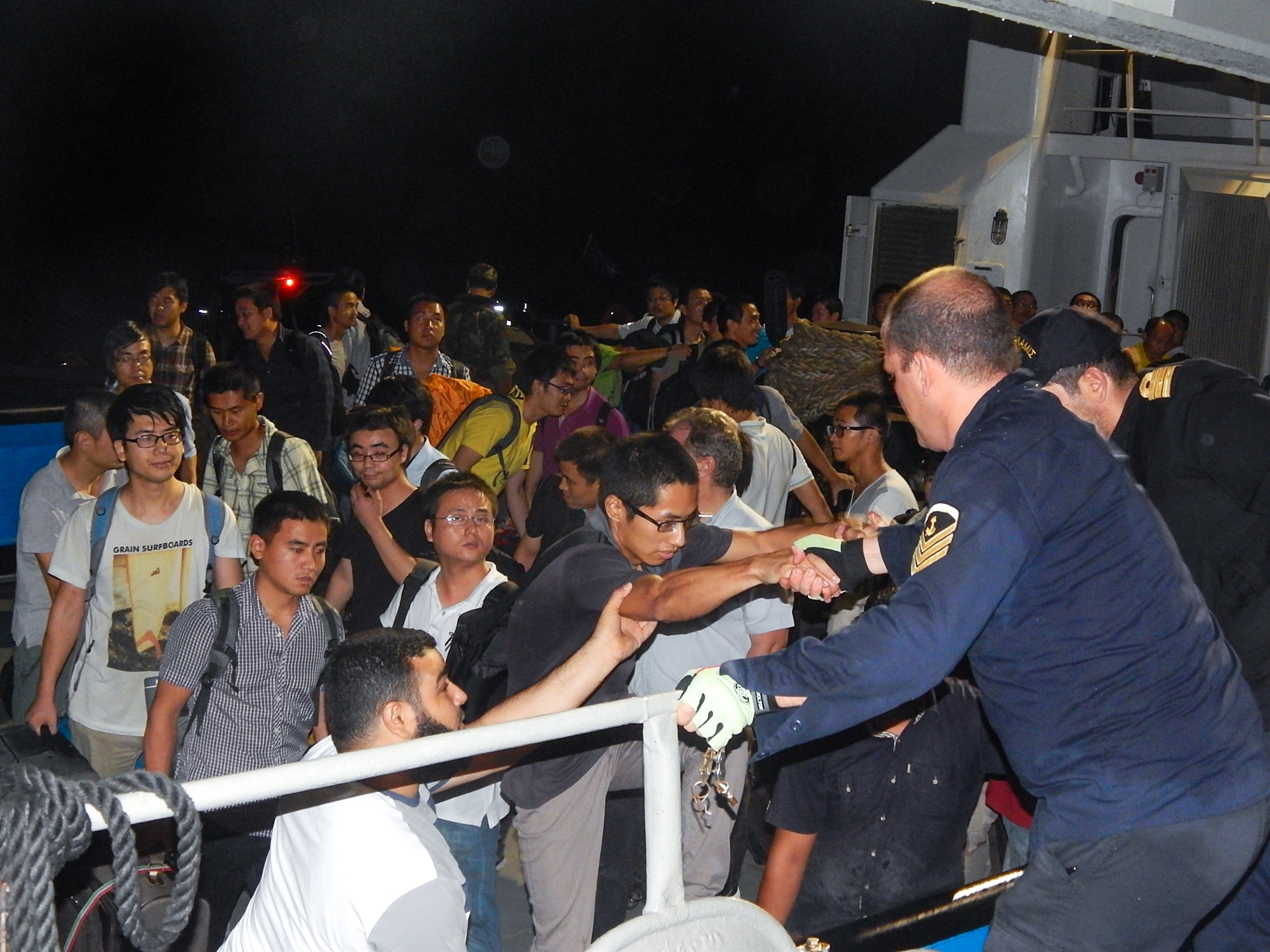 κανείς-δεν-έπρεπε-να-μείνει-πίσω-562393204