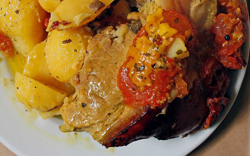 χοιρινή-σπάλα-με-ντομάτα-και-γραβιέρα-562351420