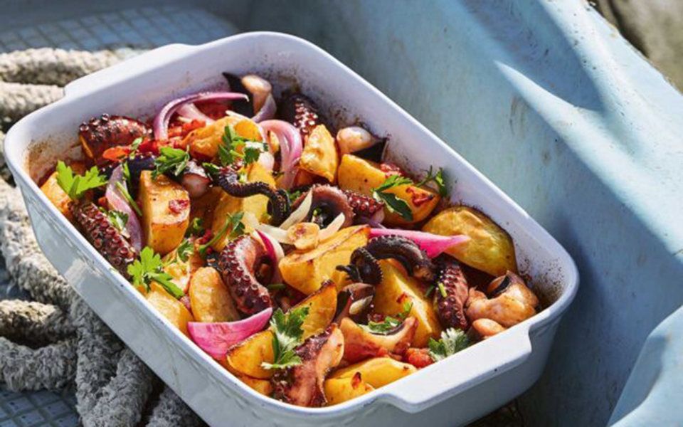 χταπόδι-με-πατάτες-στην-κατσαρόλα-562351249