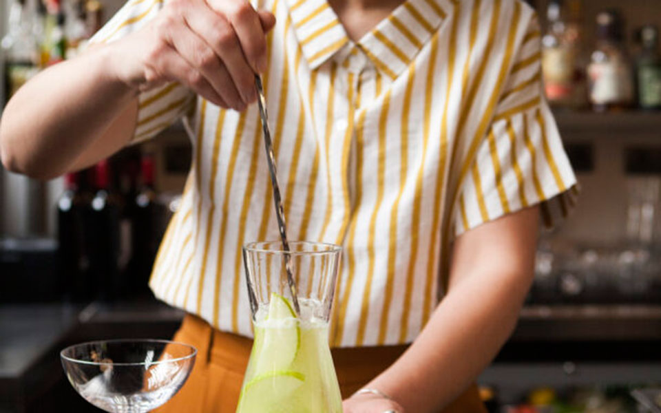 τρία-κοκτέιλ-σε-κανάτα-για-ανοιξιάτικ-562374604