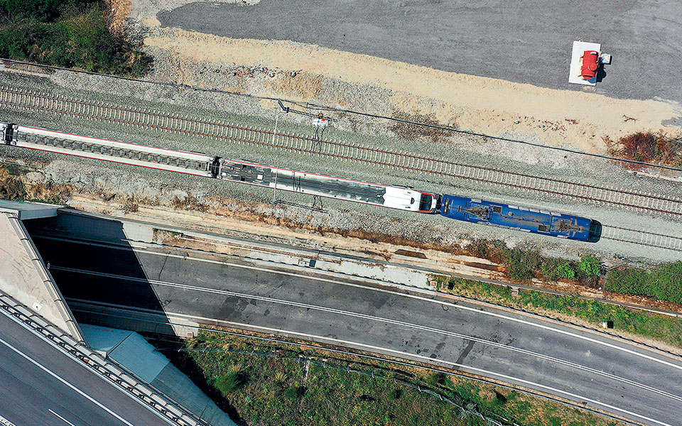 τρένα-ξανά-στις-ράγες-σε-ένα-μουδιασμέ-562354156