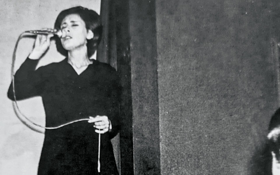 η-δωρική-ρένα-κουμιώτη-562354258