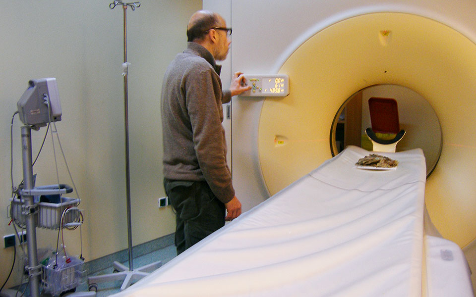 υφασμα-του-5ου-αι-π-χ-στον-αξονικό-τομογ-562358590