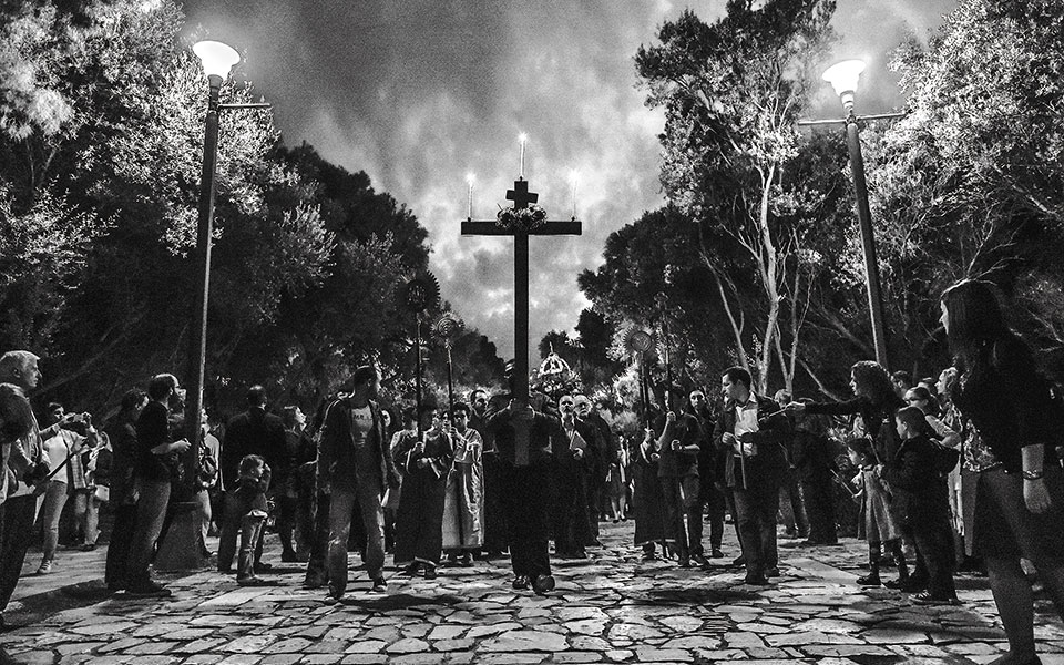 η-μεγάλη-εβδομάδα-στους-στίχους-των-πο-562373791