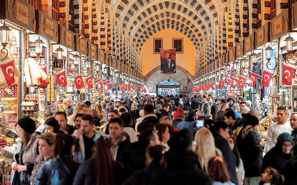 Οι Τούρκοι αναζητούν δολάρια στο Παζάρι της Κωνσταντινούπολης-1