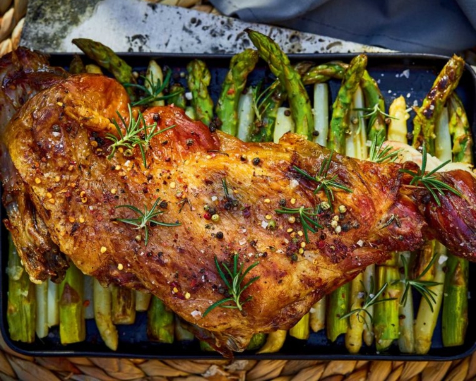 ελληνικό-αρνί-λαδορίγανη-ψημένο-σε-κλ-562360759