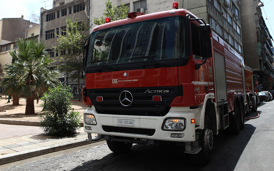 πεύκη-εμπρησμός-με-φωτοβολίδα-σε-σπίτ-562352560