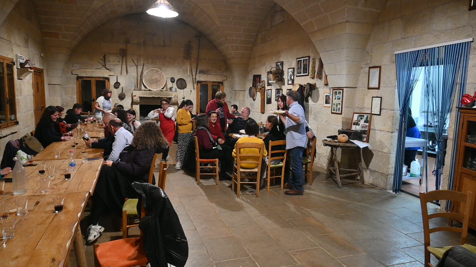 Μιλούν τη γλώσσα του Μεσαίωνα, «διψούν» για νέα ελληνικά-4