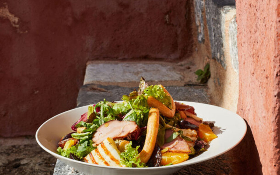 σαλάτα-με-παστό-λαλάγγια-και-σάλτσα-πο-562375471