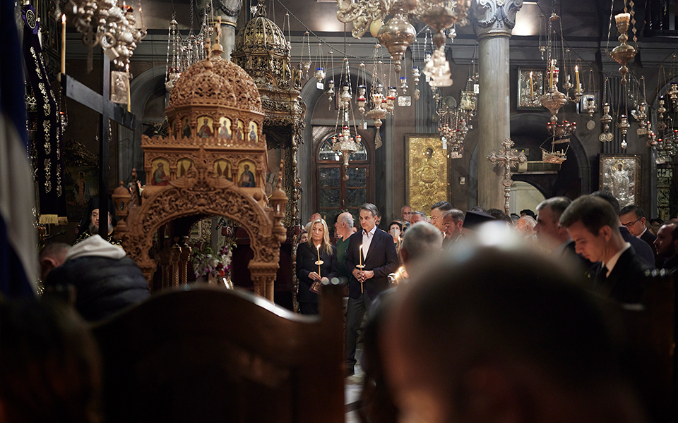 Στην Τήνο ο Κυριάκος Μητσοτάκης για την Ακολουθία του Επιταφίου-3