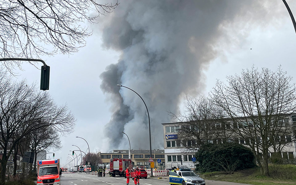 πυρκαγιά-σε-αποθήκη-στο-αμβούργο-πρ-562364791