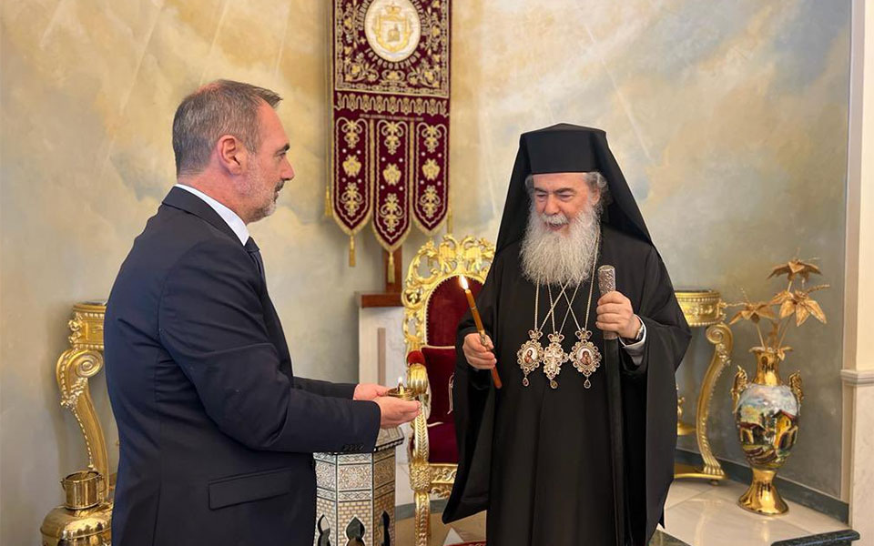 παρέλαβε-το-αγιο-φως-η-ελληνική-αποστο-562375012