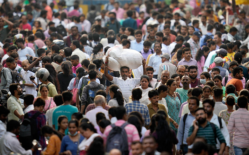 η-ινδία-θα-ξεπεράσει-την-κίνα-σε-πληθυσ-562386571