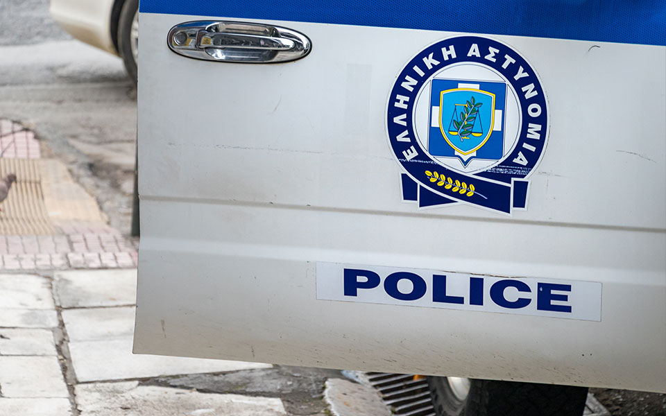 καλαμάτα-ελεύθερος-με-περιοριστικού-562358785