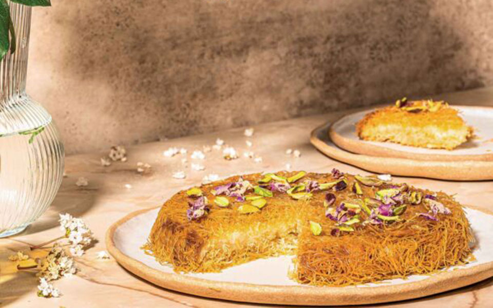 κανταΐφι-γεμιστό-με-κρέμα-τυριού-562378972