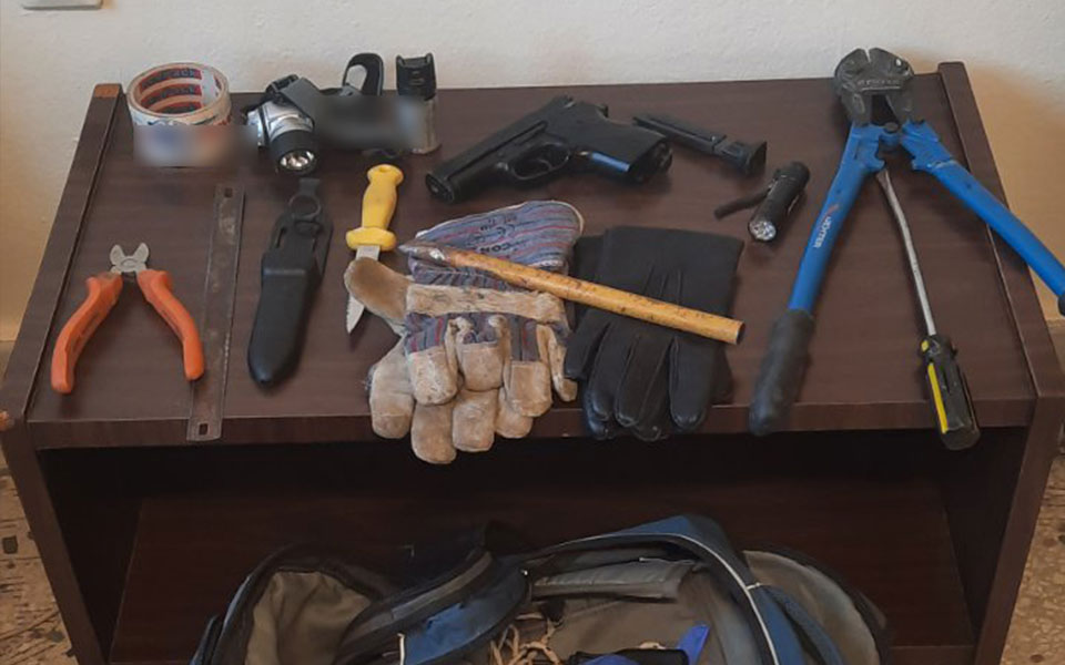 κολωνός-χειροπέδες-σε-43χρονη-για-διάρρ-562391170