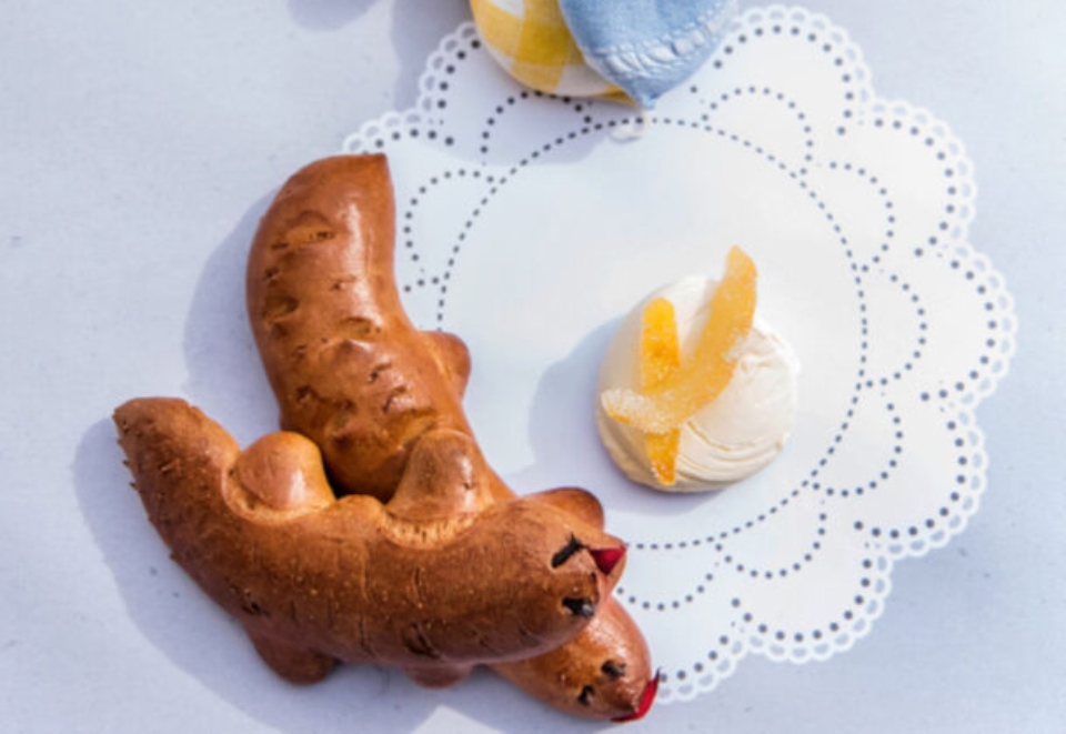 πασχαλινά-κουλούρια-σε-σχήμα-σαύρας-α-562360750