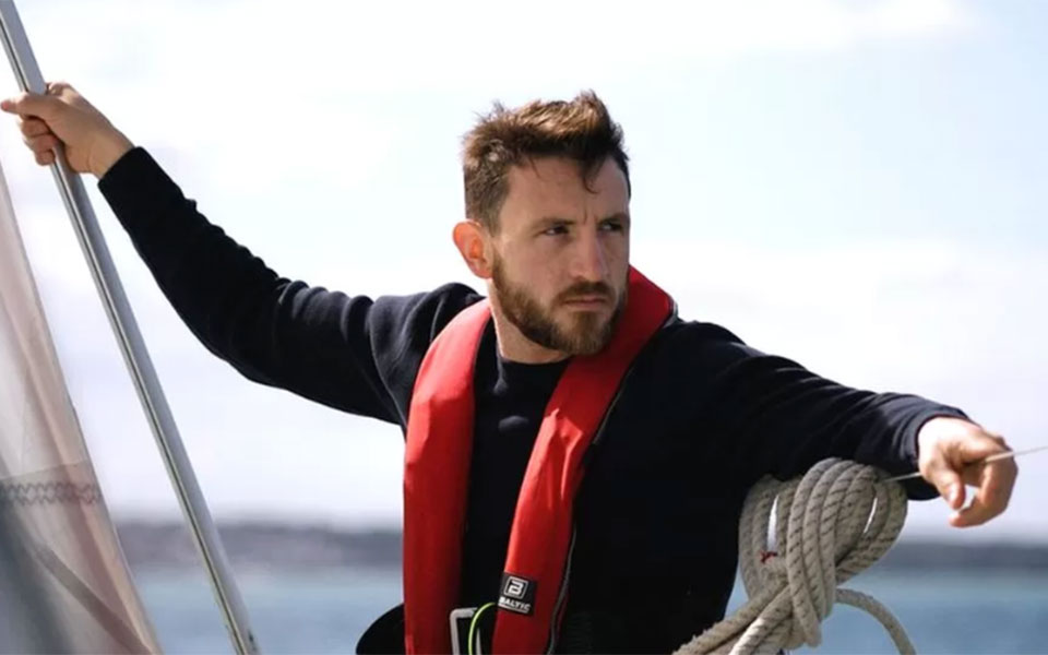 μέσα-στη-σέκτα-που-υπόσχεται-life-coaching-αλλά-κα-562359877