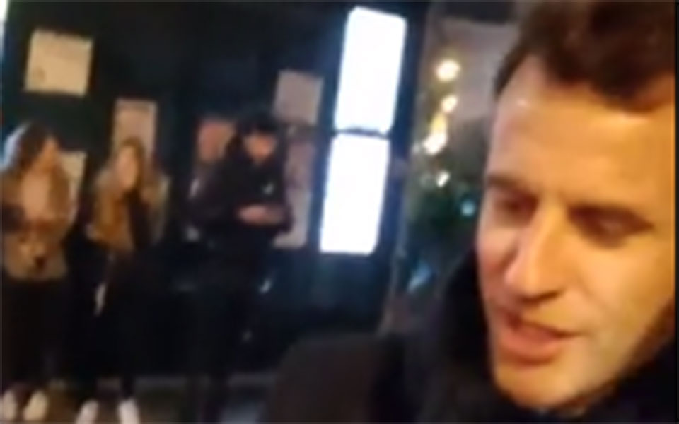 ο-μακρόν-τραγουδούσε-στον-δρόμο-μετά-τ-562377169