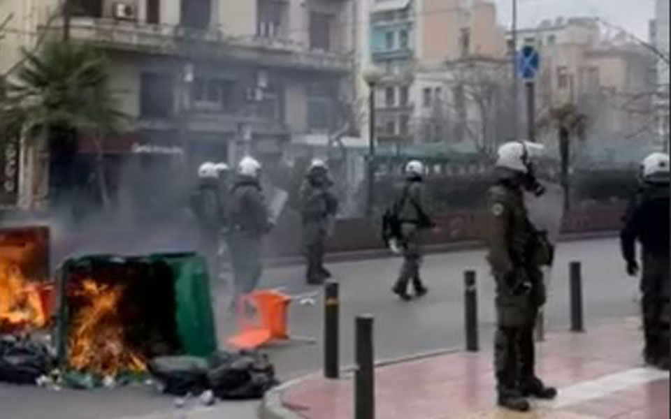 αποκλιμακώθηκε-η-ένταση-έξω-από-την-ασ-562359142