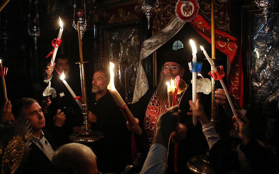 Το Αγιο Φως στο Μετόχι του Παναγίου Τάφου στην Πλάκα (εικόνες)-2