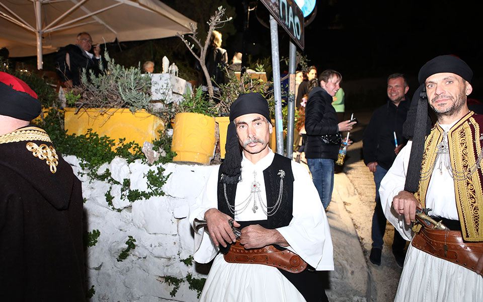 Το Αγιο Φως στο Μετόχι του Παναγίου Τάφου στην Πλάκα (εικόνες)-4