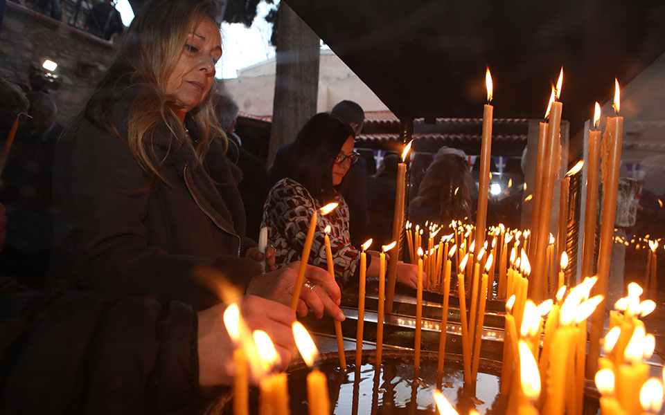 Το Αγιο Φως στο Μετόχι του Παναγίου Τάφου στην Πλάκα (εικόνες)-1