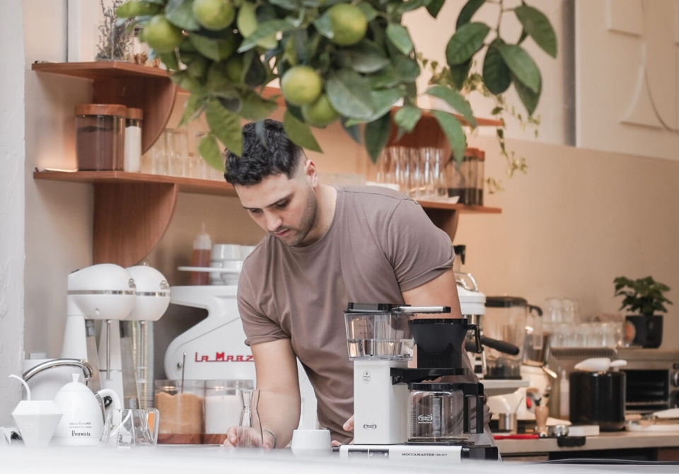 6-νέα-καφέ-στην-αθήνα-που-έχουν-κάτι-να-μ-562381726