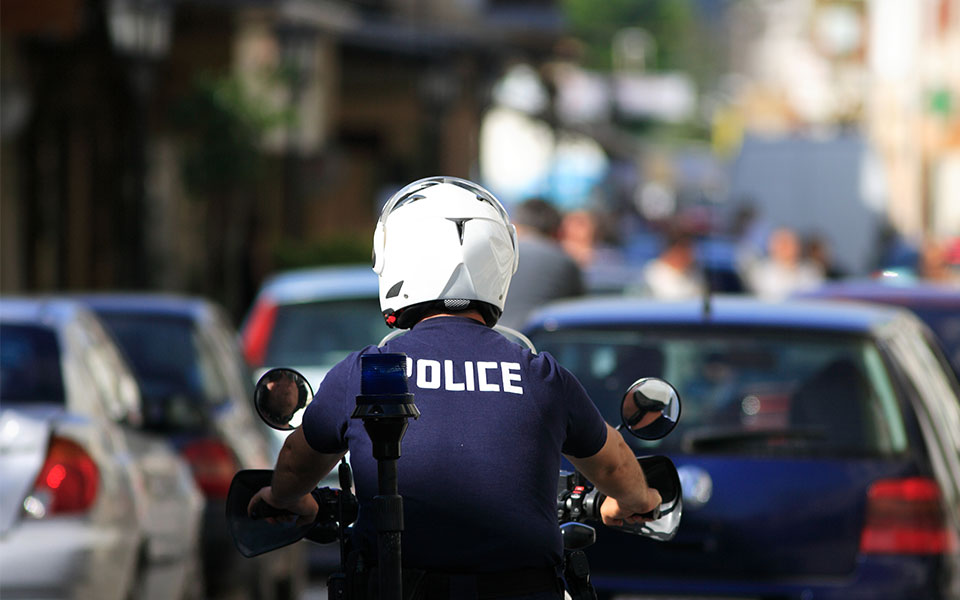 αμπελόκηποι-χειροπέδες-σε-22χρονο-και-23-562386103