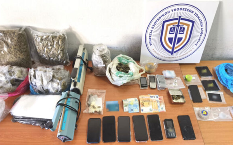 στη-φυλακή-ο-αστυνομικός-και-ο-ειδικός-562370047