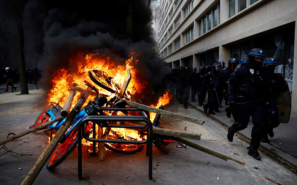 Γαλλία: Επεισόδια, συλλήψεις και τραυματίες στον 11ο γύρο κινητοποιήσεων-10