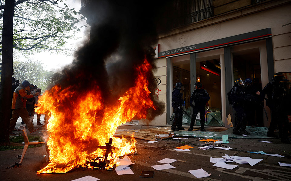 γαλλία-επεισόδια-συλλήψεις-και-τραυμ-562359916