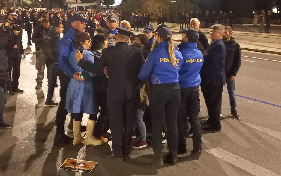 Σύνταγμα: Μικροένταση στην περιφορά του Επιταφίου με ομάδα φιλόζωων ακτιβιστών-1