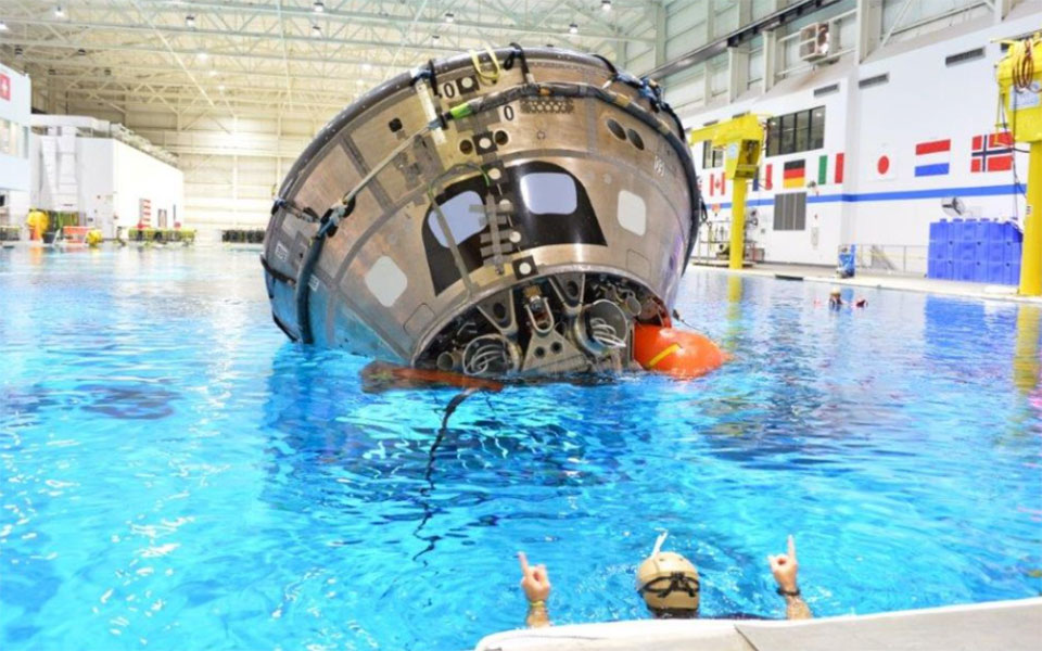 σεληνιακοί-βράχοι-και-διαστημόπλο-562379143