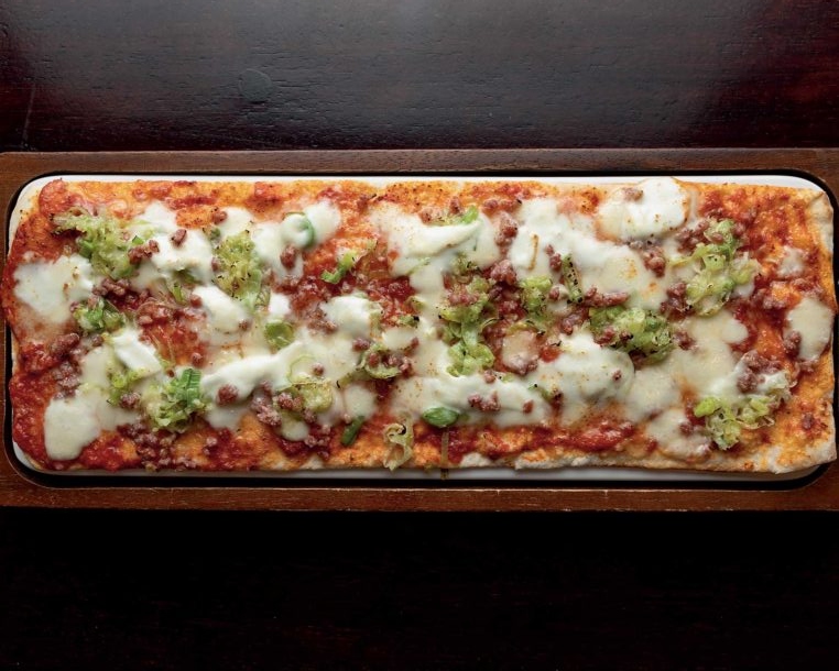 πίτσα-με-πράσο-σαλτσίσια-μπουράτα-και-562389406