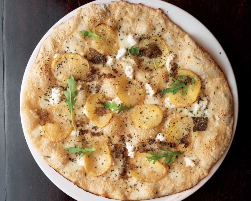 πίτσα-με-κατσικίσιο-τυρί-τύπου-σεβρ-π-562387378