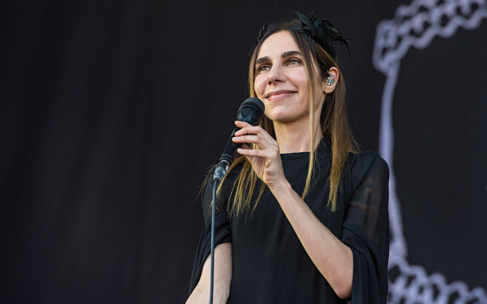 h-επιστροφή-της-pj-harvey-το-νέο-άλμπουμ-και-το-562391509