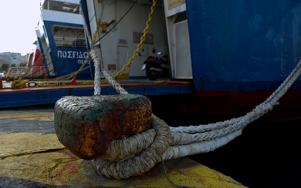 πνο-δεμένα-τα-πλοία-στα-λιμάνια-την-1η-μ-562391464