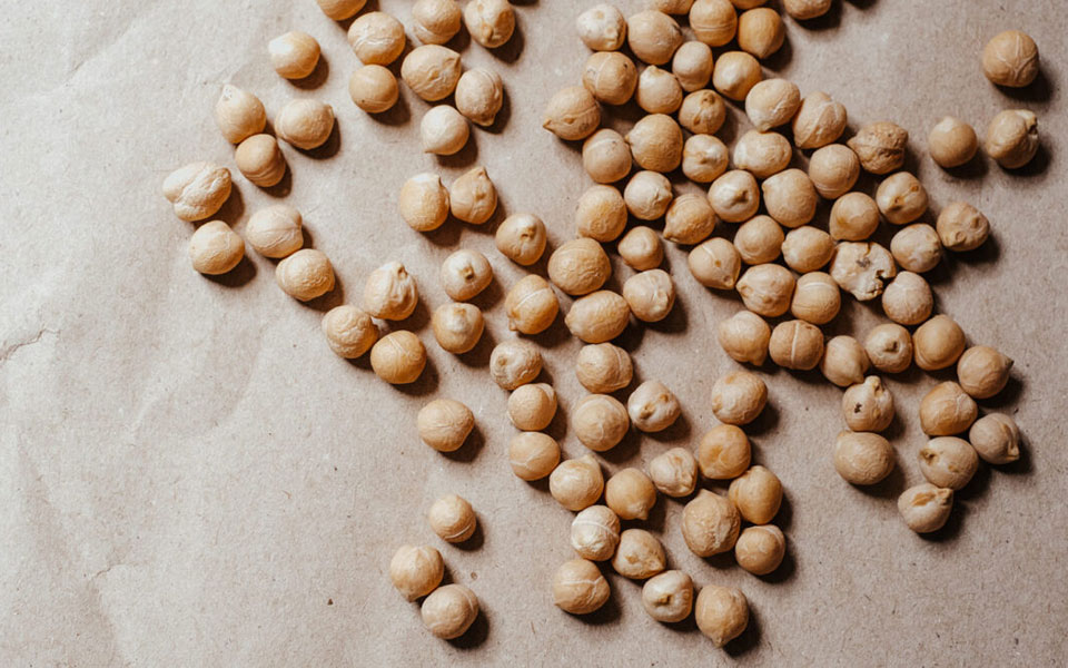 πώς-ξεφλουδίζουμε-τα-ρεβύθια-562352896