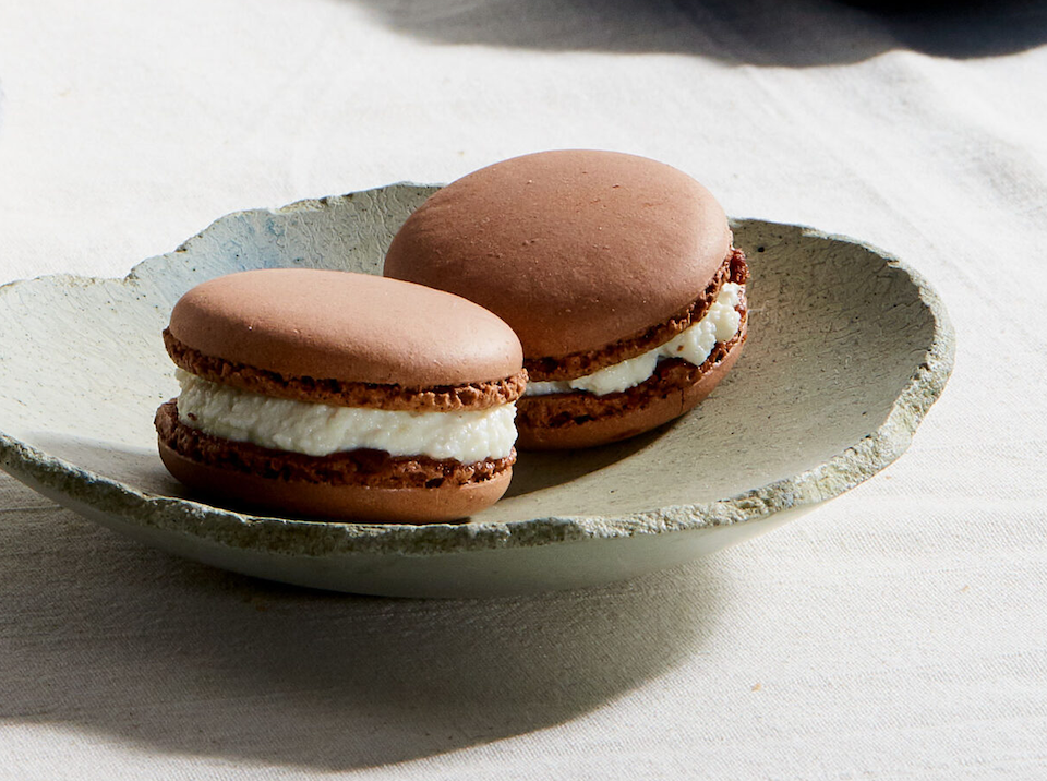 μακαρόν-από-παξιμάδια-χαρουπιού-ανθό-562382296