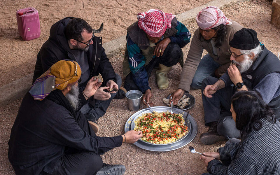 μαγειρεύοντας-με-τους-βεδουίνους-στη-562372132